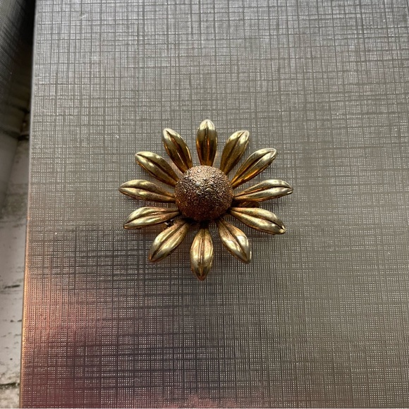 Elegant Gold and Pearl Jewelry Set - Picture 2 of 7